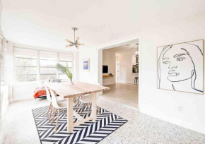 Cozy House, sleeps 4, close to beach, airport